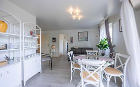 Apartment With Parking And Balcony Near The Beach